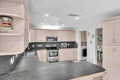 House in Pembroke Pines, Florida 3 bedrooms, 143.35 sq.m. № 1809385 - photo 26