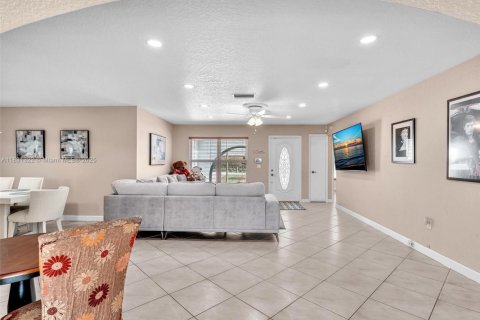 House in Pembroke Pines, Florida 3 bedrooms, 143.35 sq.m. № 1809385 - photo 11