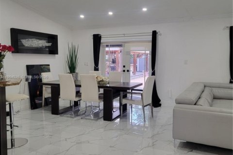 House in Homestead, Florida 5 bedrooms, 169.27 sq.m. № 2045671 - photo 13