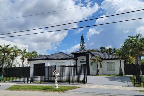 House in Homestead, Florida 5 bedrooms, 169.27 sq.m. № 2045671
