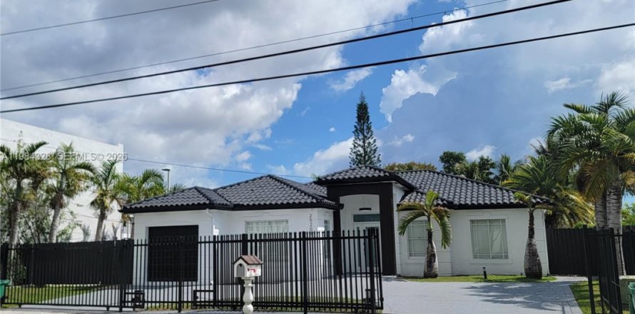 House in Homestead, Florida 5 bedrooms, 169.27 sq.m. № 2045671