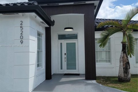 House in Homestead, Florida 5 bedrooms, 169.27 sq.m. № 2045671 - photo 2