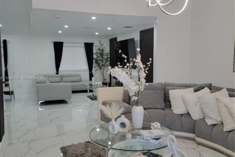 House in Homestead, Florida 5 bedrooms, 169.27 sq.m. № 2045671 - photo 5