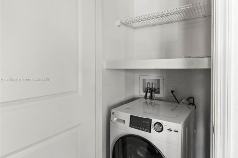Condo in Fort Lauderdale, Florida, 2 bedrooms  № 1888369 - photo 11