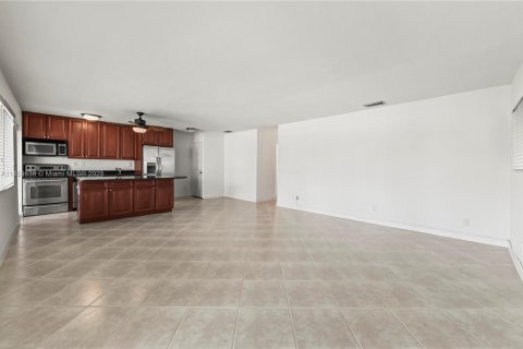 Condo in Fort Lauderdale, Florida, 2 bedrooms  № 1888369 - photo 10