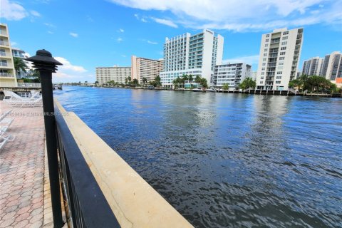Condo in Fort Lauderdale, Florida, 2 bedrooms  № 1888369 - photo 24