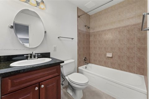 Condo in Fort Lauderdale, Florida, 2 bedrooms  № 1888369 - photo 17
