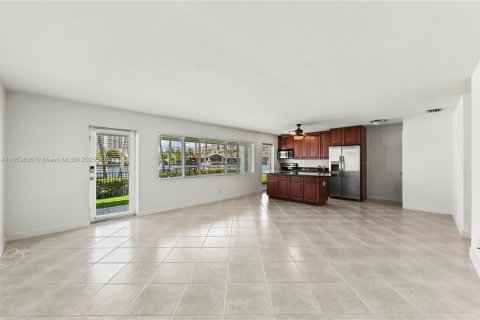 Condo in Fort Lauderdale, Florida, 2 bedrooms  № 1888369 - photo 9
