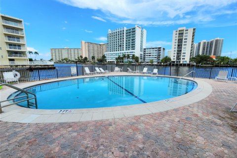 Condo in Fort Lauderdale, Florida, 2 bedrooms  № 1888369 - photo 20