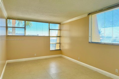 Condo in Miami, Florida, 2 bedrooms  № 1860497 - photo 15
