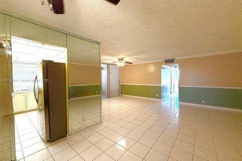 Condo in Miami, Florida, 2 bedrooms  № 1860497 - photo 1