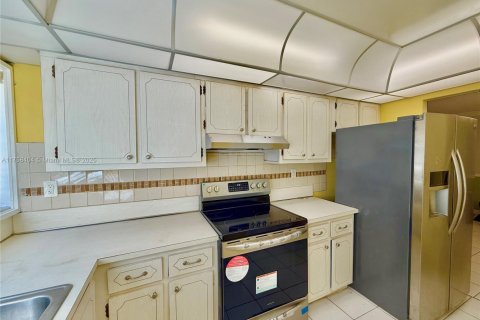 Condo in Miami, Florida, 2 bedrooms  № 1860497 - photo 23