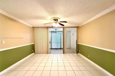Condo in Miami, Florida, 2 bedrooms  № 1860497 - photo 3