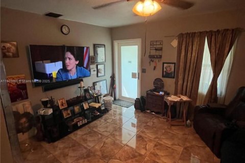 Casa en venta en Miami, Florida, 3 dormitorios, 158.96 m2 № 2031936 - foto 5