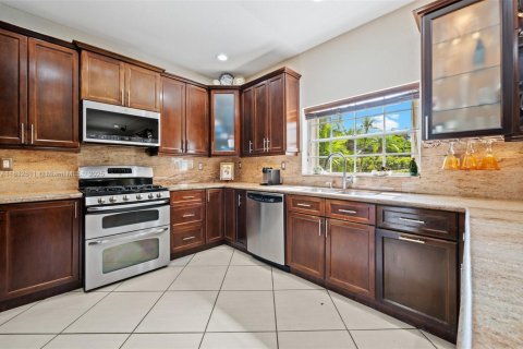 Casa en venta en Doral, Florida, 6 dormitorios, 307.04 m2 № 1820024 - foto 13