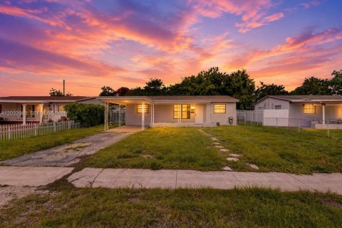 House in Hollywood, Florida 3 bedrooms, 117.8 sq.m. № 2281625