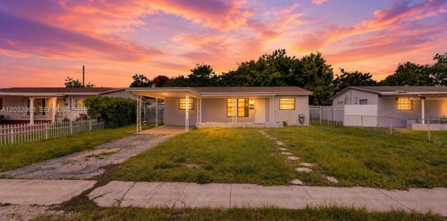 House in Hollywood, Florida 3 bedrooms, 117.8 sq.m. № 2281625