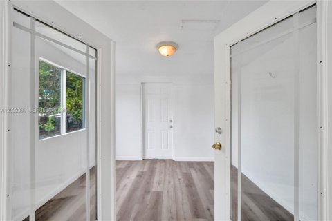 House in Hollywood, Florida 3 bedrooms, 117.8 sq.m. № 2281625 - photo 14