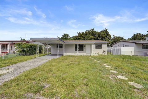 House in Hollywood, Florida 3 bedrooms, 117.8 sq.m. № 2281625 - photo 2