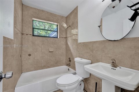 House in Hollywood, Florida 3 bedrooms, 117.8 sq.m. № 2281625 - photo 30