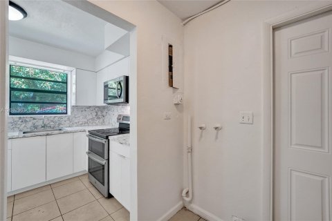 House in Hollywood, Florida 3 bedrooms, 117.8 sq.m. № 2281625 - photo 25