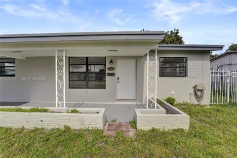 House in Hollywood, Florida 3 bedrooms, 117.8 sq.m. № 2281625 - photo 4