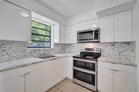 House in Hollywood, Florida 3 bedrooms, 117.8 sq.m. № 2281625 - photo 20
