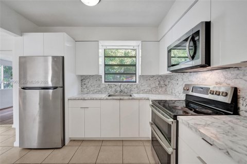 House in Hollywood, Florida 3 bedrooms, 117.8 sq.m. № 2281625 - photo 21