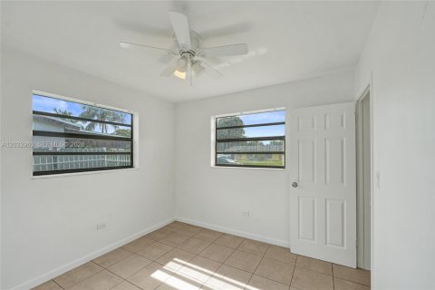 House in Hollywood, Florida 3 bedrooms, 117.8 sq.m. № 2281625 - photo 29