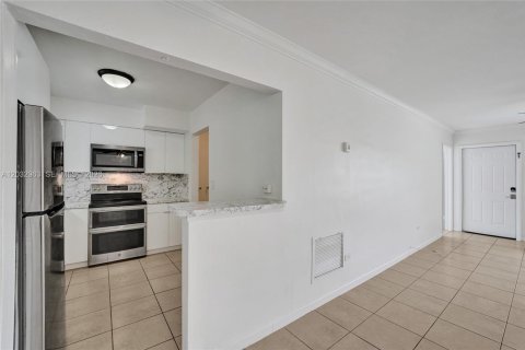 House in Hollywood, Florida 3 bedrooms, 117.8 sq.m. № 2281625 - photo 17