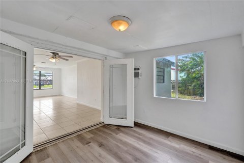 House in Hollywood, Florida 3 bedrooms, 117.8 sq.m. № 2281625 - photo 16