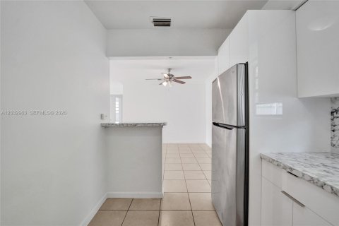 House in Hollywood, Florida 3 bedrooms, 117.8 sq.m. № 2281625 - photo 23