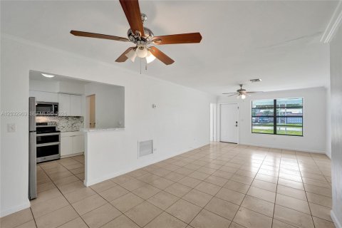 House in Hollywood, Florida 3 bedrooms, 117.8 sq.m. № 2281625 - photo 13