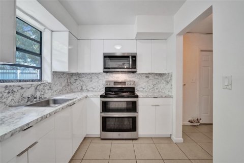 House in Hollywood, Florida 3 bedrooms, 117.8 sq.m. № 2281625 - photo 19