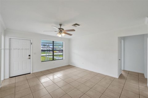 House in Hollywood, Florida 3 bedrooms, 117.8 sq.m. № 2281625 - photo 9