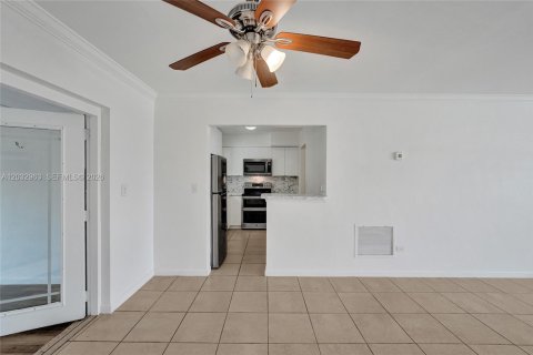 House in Hollywood, Florida 3 bedrooms, 117.8 sq.m. № 2281625 - photo 12