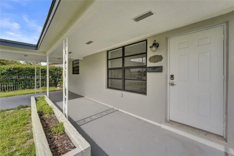 House in Hollywood, Florida 3 bedrooms, 117.8 sq.m. № 2281625 - photo 5
