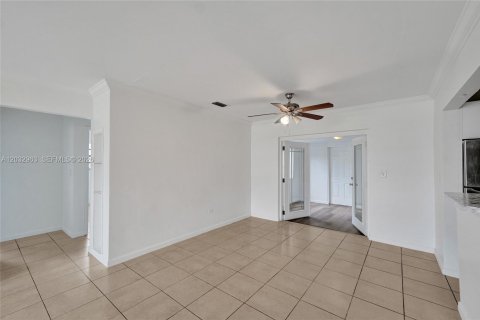 House in Hollywood, Florida 3 bedrooms, 117.8 sq.m. № 2281625 - photo 10