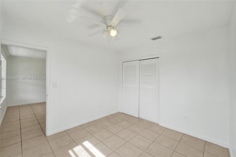 House in Hollywood, Florida 3 bedrooms, 117.8 sq.m. № 2281625 - photo 27