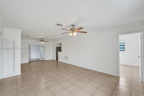 House in Hollywood, Florida 3 bedrooms, 117.8 sq.m. № 2281625 - photo 7