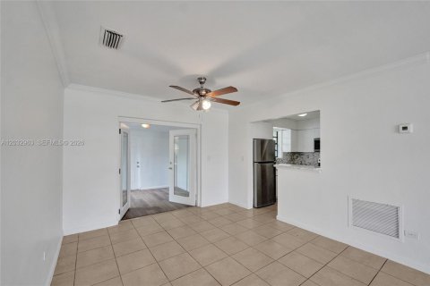 House in Hollywood, Florida 3 bedrooms, 117.8 sq.m. № 2281625 - photo 11