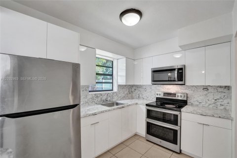 House in Hollywood, Florida 3 bedrooms, 117.8 sq.m. № 2281625 - photo 18