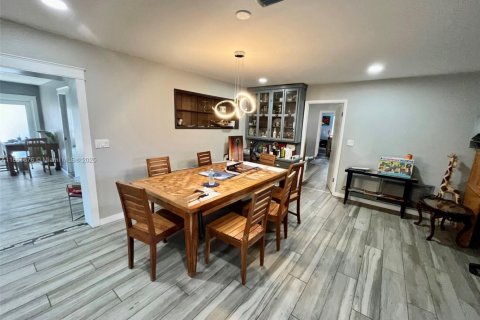 Casa en venta en Plantation, Florida, 4 dormitorios, 263.38 m2 № 1892679 - foto 24