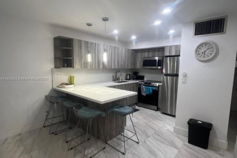 Купить кондоминиум в Холливуд, Флорида 2 спальни, 60.39м2, № 1959929 - фото 3