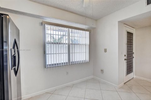 Condo in Pembroke Pines, Florida, 1 bedroom  № 2061134 - photo 6