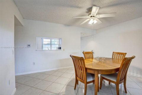 Condo in Pembroke Pines, Florida, 1 bedroom  № 2061134 - photo 26