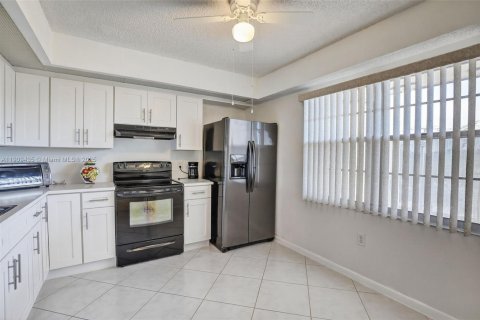 Condo in Pembroke Pines, Florida, 1 bedroom  № 2061134 - photo 2