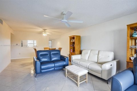 Condo in Pembroke Pines, Florida, 1 bedroom  № 2061134 - photo 20