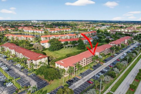 Condo in Pembroke Pines, Florida, 1 bedroom  № 2061134 - photo 9