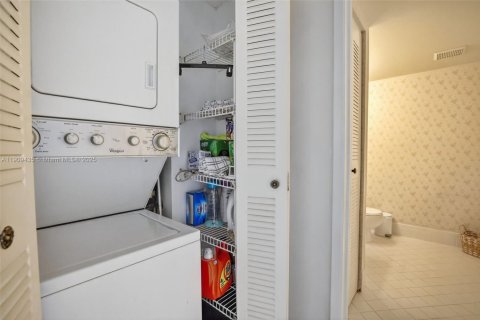 Condo in Pembroke Pines, Florida, 1 bedroom  № 2061134 - photo 24